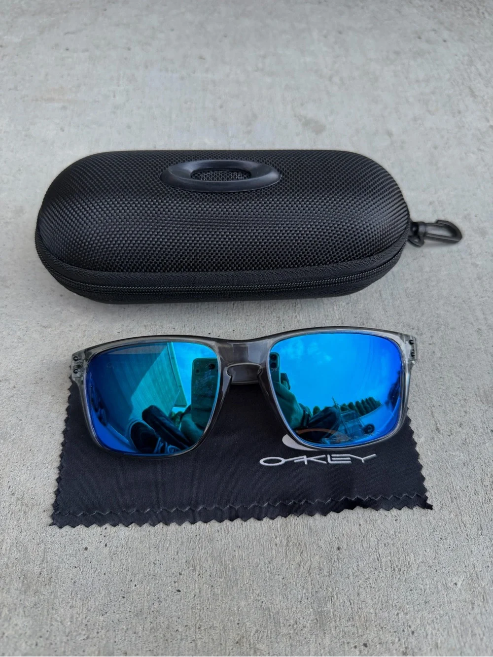 Oakley Holbrook Sunglasses Blue Sapphire Irid Polar Prizm Crystal Clear Frame